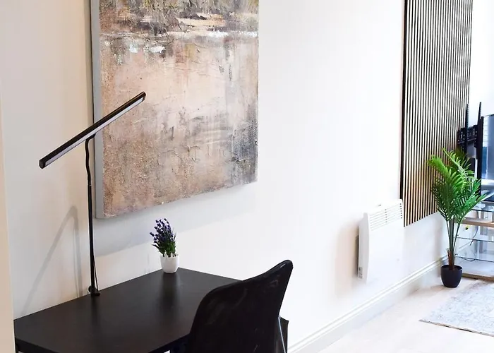 Апартаменти Stylish Free Parking *